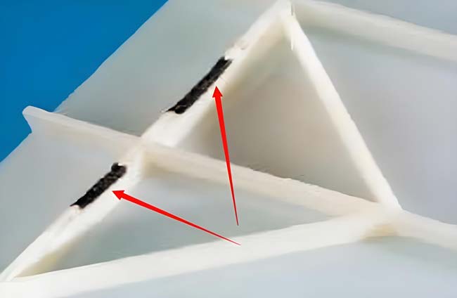 為什么透明塑料使用激光焊接機容易產(chǎn)生火花甚至是燒玻璃的情況